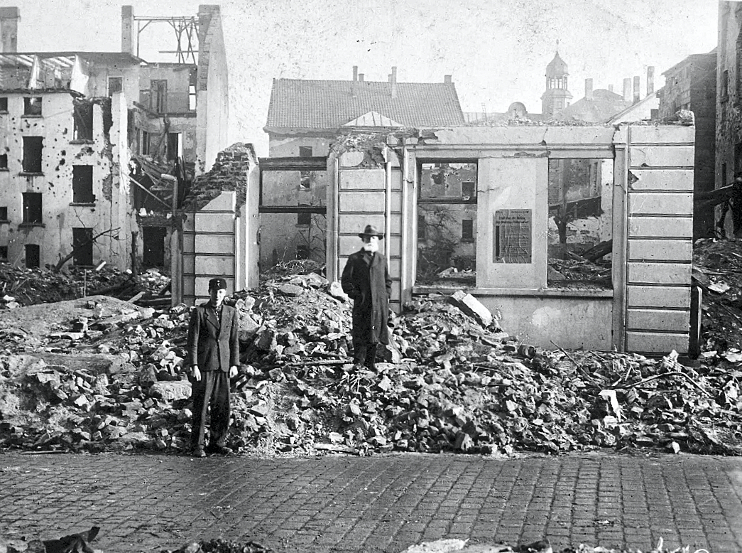Schulstraße 23a links hinten; zerbomt