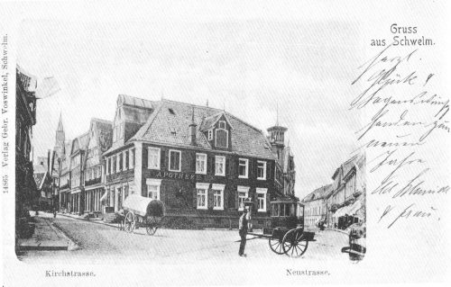 1767 von Kaspar Mund Plüschfabrikat anstelle eines älteren Hauses erbaut. 1815 Apotheker Karl Gottlieb Petersen Straßenbahn