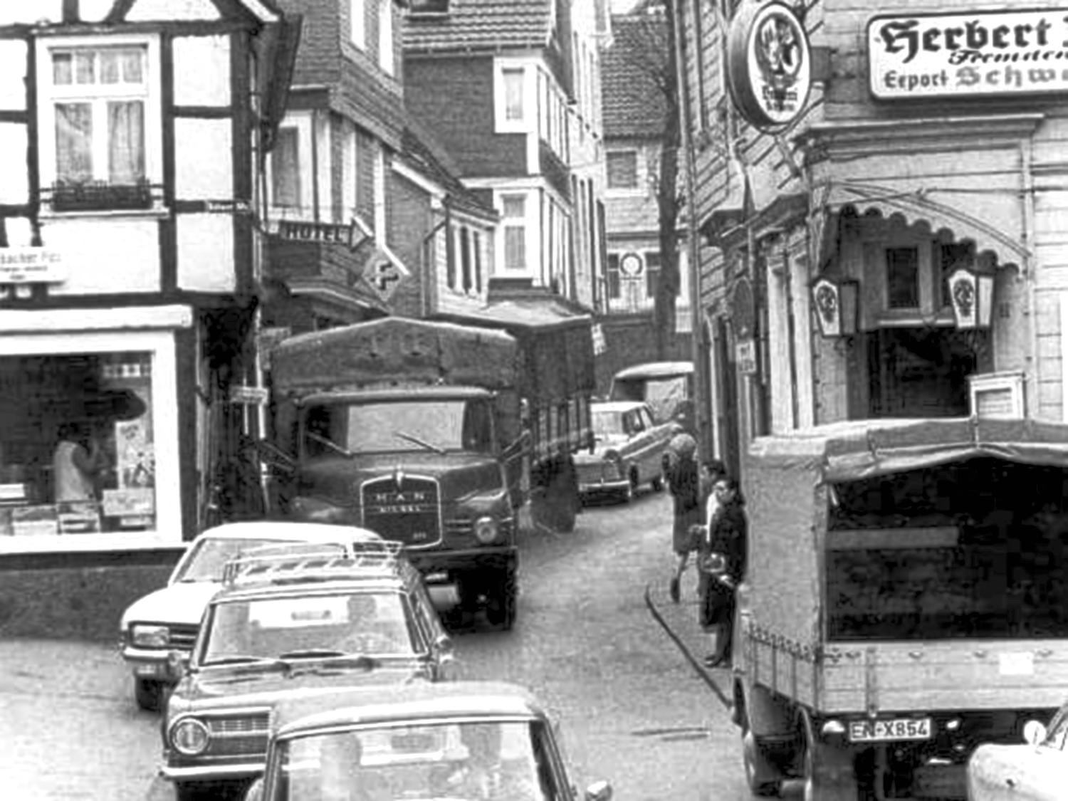 Kölner-Straße mit PKW